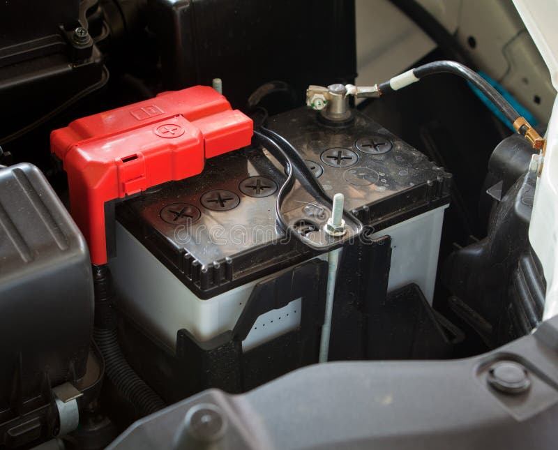 Auto meccanico con un multimetro voltmetro auto controllo di tensione della  batteria in corrispondenza di officina Foto stock - Alamy