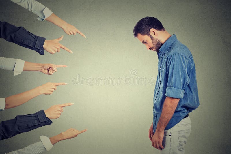 Accusa dell'uomo colpevole della persona uomo che guarda giù le dita che indicano lui fotografie stock Accusa dell'uomo colpevole della persona uomo che guarda giù le dita che indicano lui fotografie stock