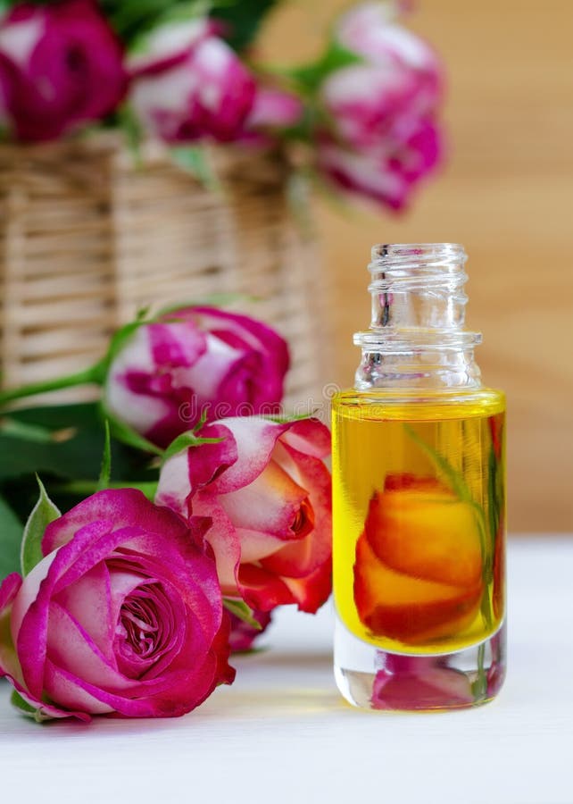 Aceite cosmético del aroma con la esencia color de rosa