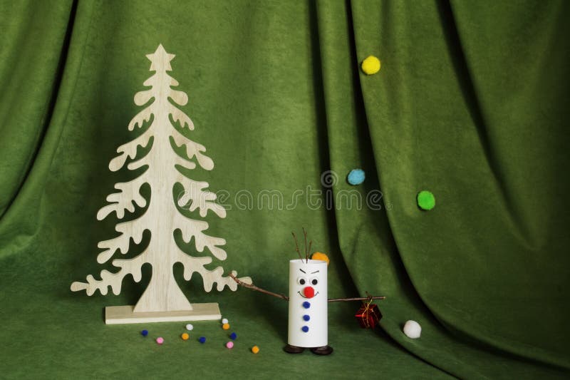 Aceite De Madera Y Encantador Muñeco De Nieve Hecho De Cartón Blanco, Botones Y Ramas De Abedul Con Una Caja Rojo Brillante Sobr Imagen de archivo - Imagen de aceite, caja: 160126221