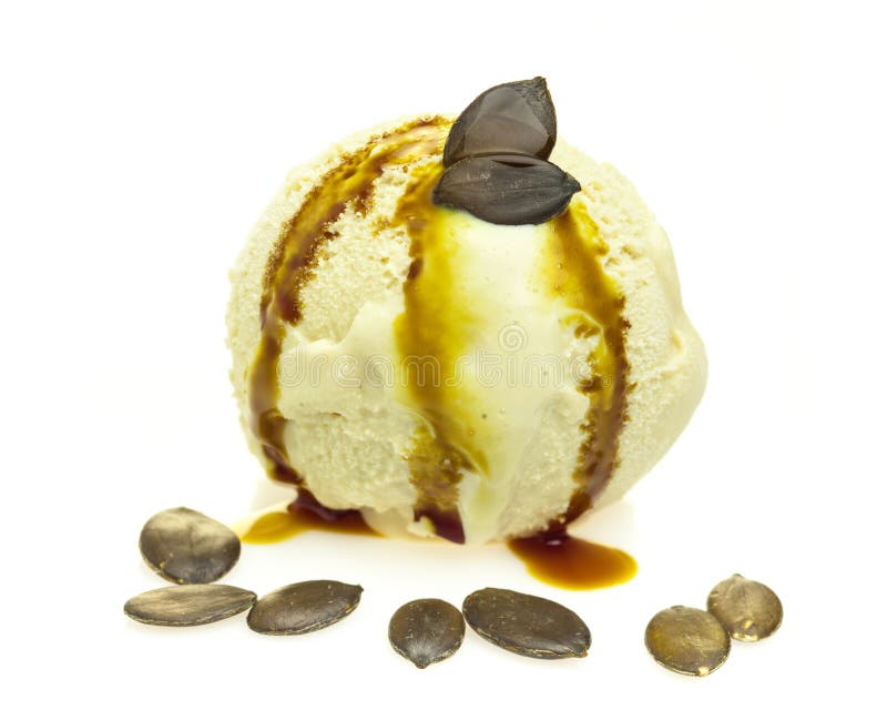 Aceite de semilla de calabaza del sabor del helado con las semillas en frente foto de archivo Aceite de semilla de calabaza del sabor del helado con las semillas en frente foto de archivo