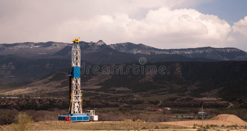 Aceite Derrick Crude Pump Industrial Equipment Colorado Rocky Mountains imágenes de archivo libres de regalías Aceite Derrick Crude Pump Industrial Equipment Colorado Rocky Mountains imágenes de archivo libres de regalías
