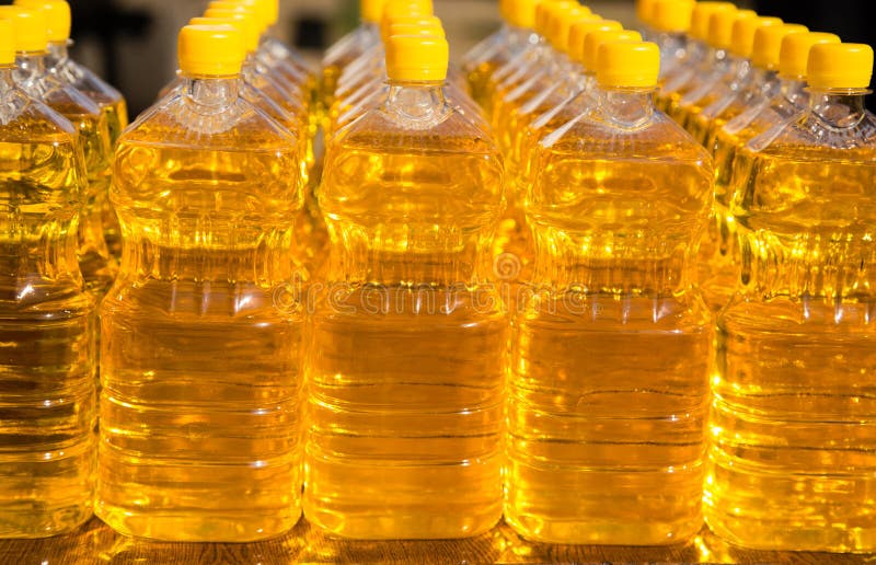 Aceite vegetal amarillo en botellas plásticas como fondo imágenes de archivo libres de regalías Aceite vegetal amarillo en botellas plásticas como fondo imágenes de archivo libres de regalías
