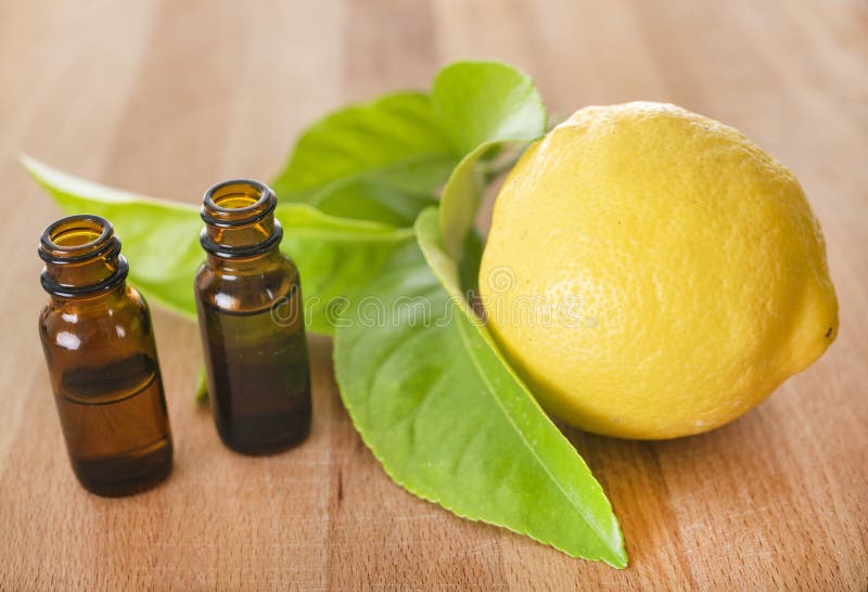 Aceites esenciales del limón imagen de archivo libre de regalías