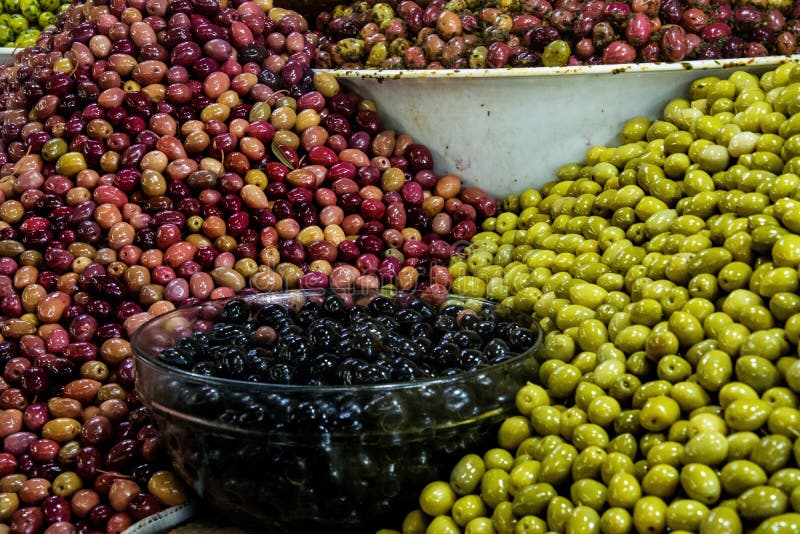 Aceitunas coloridas en el mercado foto de archivo libre de regalías Aceitunas coloridas en el mercado foto de archivo libre de regalías