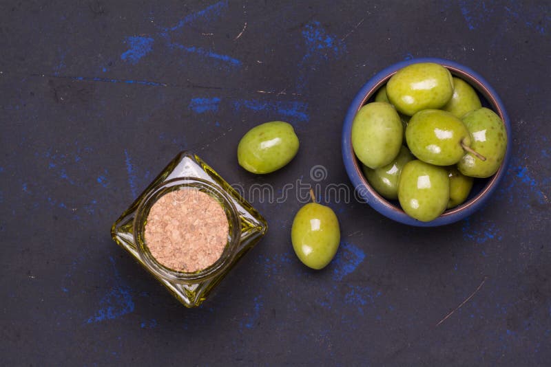 Aceitunas frescas con aceite de oliva pura imagen de archivo Aceitunas frescas con aceite de oliva pura imagen de archivo
