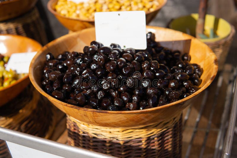 Aceitunas negras en cesta en venta en el mercado de los granjeros foto de archivo libre de regalías Aceitunas negras en cesta en venta en el mercado de los granjeros foto de archivo libre de regalías