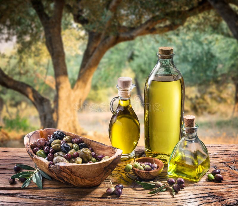 Aceitunas y aceite de oliva en una botella foto de archivo libre de regalías Aceitunas y aceite de oliva en una botella foto de archivo libre de regalías
