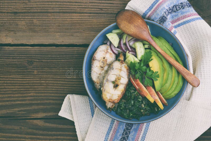 Acelga cozido com maçãs, abacate, peixes e salada dos pepinos, cebolas Café da manhã, jantar ou almoço do AIP Paleo autoimune Hea imagens de stock Acelga cozido com maçãs, abacate, peixes e salada dos pepinos, cebolas Café da manhã, jantar ou almoço do AIP Paleo autoimune Hea imagens de stock