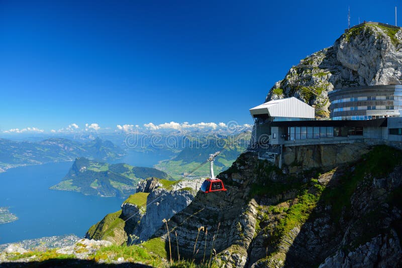 Acercamiento al top de la montaña de Pilatus de Lucerna, S del teleférico foto de archivo libre de regalías Acercamiento al top de la montaña de Pilatus de Lucerna, S del teleférico foto de archivo libre de regalías