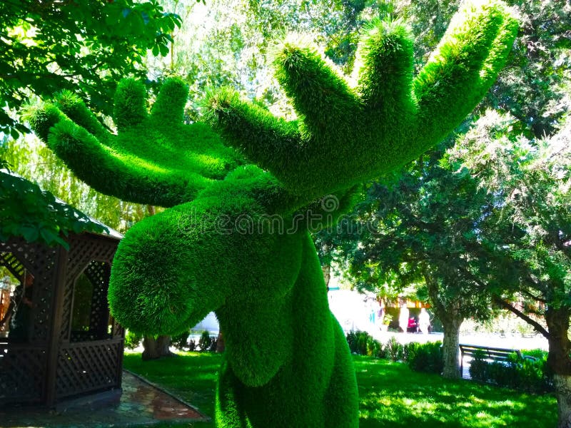 Acercamiento de la cabeza de cerdo de recubrimiento verde artificial
