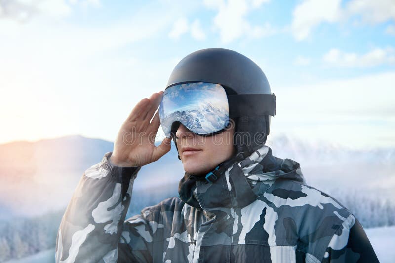 Primer Plano Las Gafas Esquí Hombre Con Reflejo Las Montañas