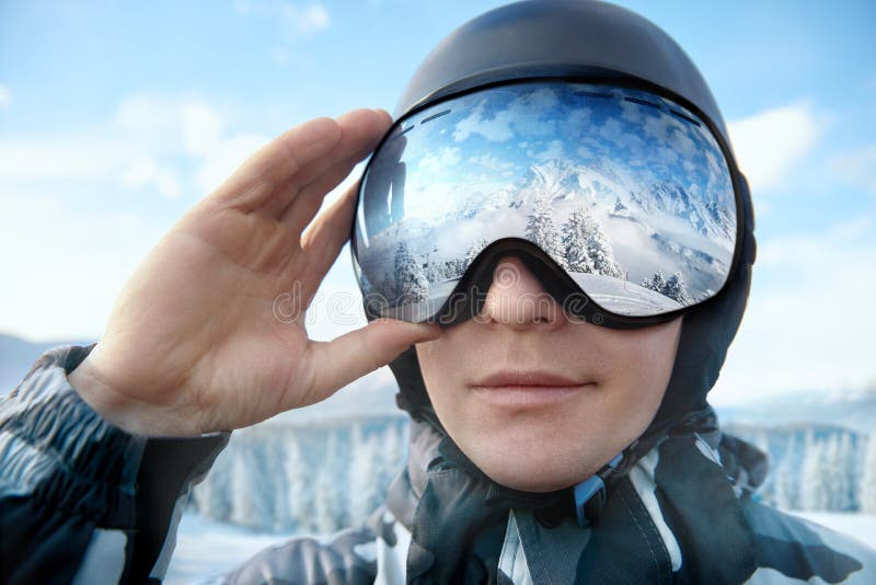 Acercamiento De Las Gafas De Esquí De Un Hombre Con El Reflejo De Las  Montañas Nevadas. Hombre En El Fondo Cielo Azul. Imagen de archivo - Imagen  de tarjeta, nieve: 257186375