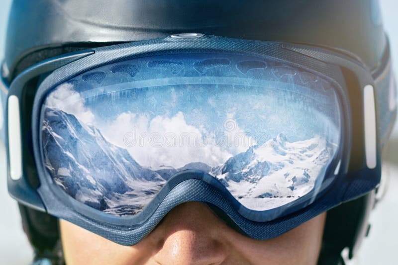 Primer Plano Las Gafas Esquí Hombre Con Reflejo Las Montañas