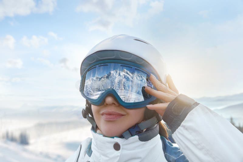 Acercamiento De Las Gafas De Esquí De Una Mujer Con El Reflejo De Las  Montañas Nevadas. Mujer En El Fondo Cielo Azul. Imagen de archivo - Imagen  de espacio, hembra: 261285445