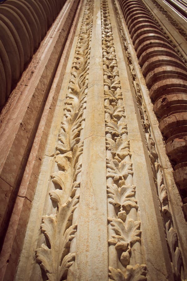 Acercamiento de una columna tallada Pasado por el paso del tiempo Simulates entrelazó las hojas que formaban un modelo repetidor imagen de archivo Acercamiento de una columna tallada Pasado por el paso del tiempo Simulates entrelazó las hojas que formaban un modelo repetidor imagen de archivo