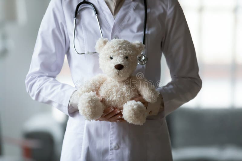 Acercamiento de una enfermera posando con oso de peluche foto de archivo libre de regalías