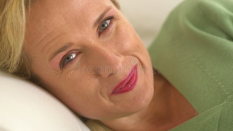 Acercamiento de una mujer madura sonriendo almacen de video
