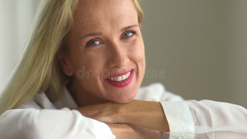 Acercamiento de una mujer madura sonriendo almacen de metraje de vídeo
