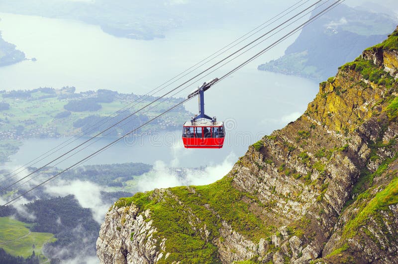 Acercamiento del teleférico al top de la montaña de Pilatus imágenes de archivo libres de regalías Acercamiento del teleférico al top de la montaña de Pilatus imágenes de archivo libres de regalías