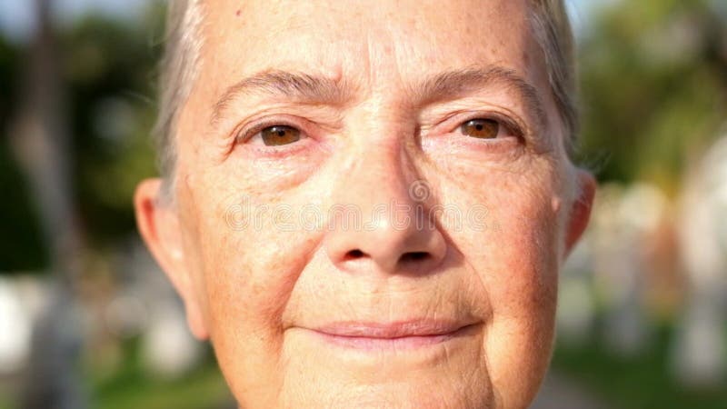 Acercamiento y retrato de anciana madura abriendo sus hermosos ojos azules mirando la cámara estilo de vida de los adultos mayores metrajes