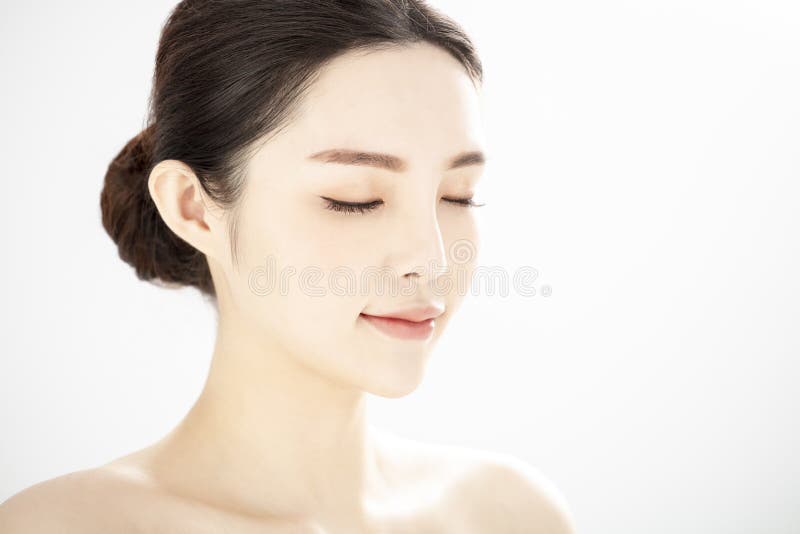 Acercar la belleza joven con piel sana y perfecta sobre fondo blanco imagenes de archivo Acercar la belleza joven con piel sana y perfecta sobre fondo blanco imagenes de archivo