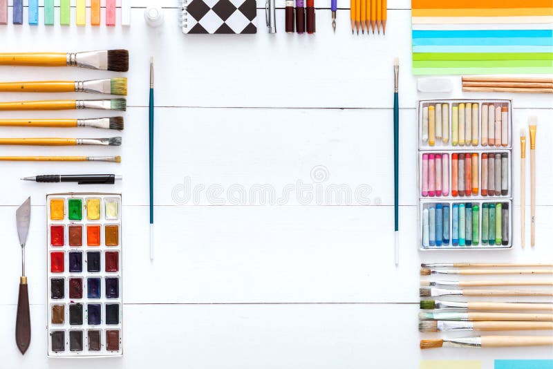 Acessórios coloridos ajustados no fundo de madeira branco, lápis das fontes criativas do trabalho de arte dos pastéis das aquarel imagem de stock Acessórios coloridos ajustados no fundo de madeira branco, lápis das fontes criativas do trabalho de arte dos pastéis das aquarel imagem de stock
