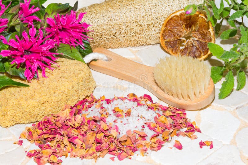 Acessórios de banho aromáticos luxuosos imagem de stock Acessórios de banho aromáticos luxuosos imagem de stock