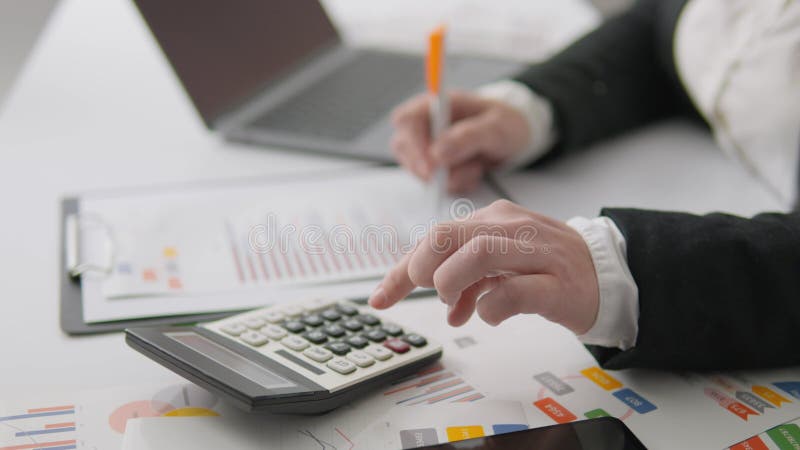 Acesta este un spațiu de lucru pentru birouri care oferă un calculator alături de diferite documente financiare importante pentru stock footage