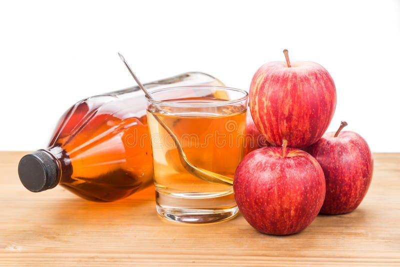 Aceto di sidro di Apple nella mela di vetro e fresca del barattolo, bevanda sana fotografia stock libera da diritti Aceto di sidro di Apple nella mela di vetro e fresca del barattolo, bevanda sana fotografia stock libera da diritti