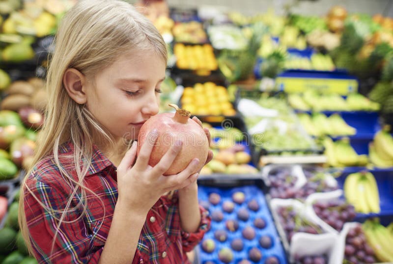 Faire les courses au supermarché photos stock