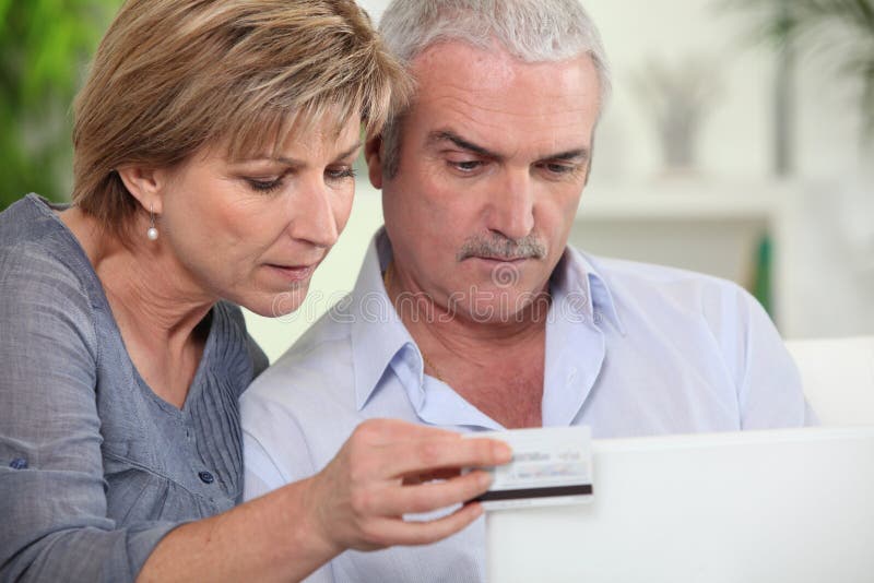 Achats de couples en ligne image stock Achats de couples en ligne image stock
