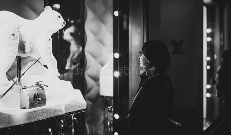 La Femme Avec Le Sac à Dos De Luxe De Louis Vuitton Aux Gilets Jaunes  Protestent Photo stock éditorial - Image du gilet, violence: 138461748