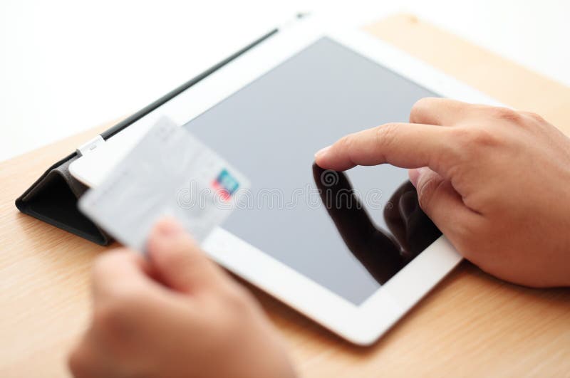 Achats en ligne de Tablette avec la carte de crédit photo stock Achats en ligne de Tablette avec la carte de crédit photo stock