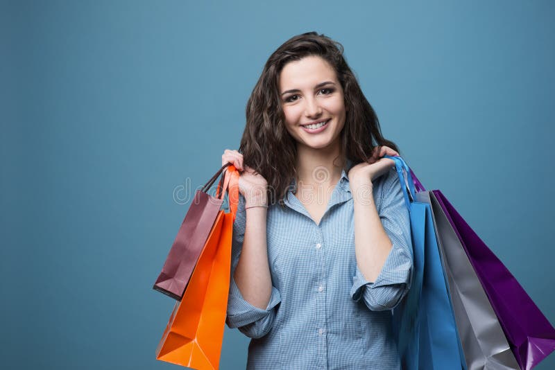 Achats gais de jeune femme image stock Achats gais de jeune femme image stock