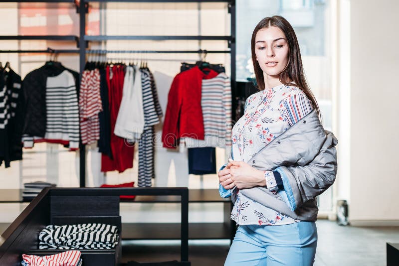 Achats, mode, style, vente, achats, affaires et les gens belle jeune femme heureuse de concept dans le magasin d'habillement Busi image stock Achats, mode, style, vente, achats, affaires et les gens belle jeune femme heureuse de concept dans le magasin d'habillement Busi image stock