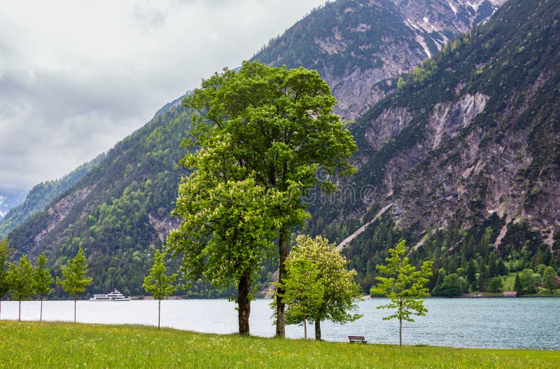 Štrbské Pleso jarný pohľad