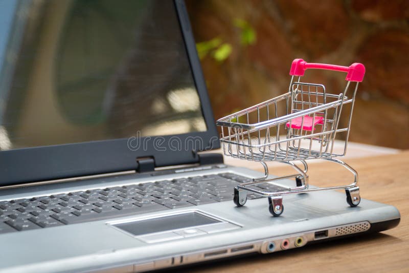 Acheter des idées en ligne sur le commerce électronique est une transaction d'achat ou de vente