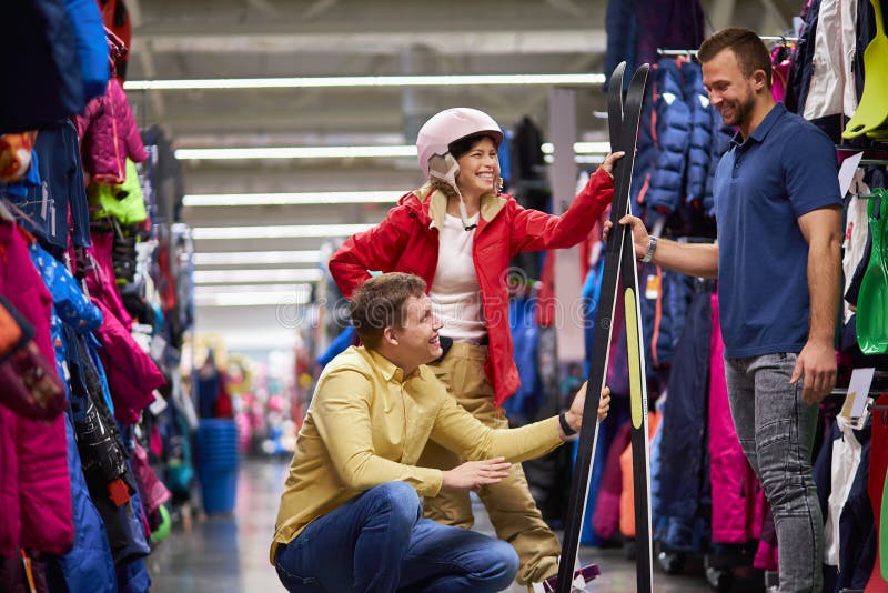 Acheteurs agréables positifs avec le vendeur dans le magasin photo libre de droits