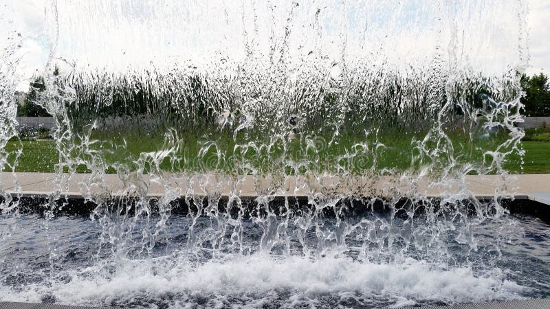 Achter een mens gemaakt tot waterval in stopaction royalty-vrije stock fotografie Achter een mens gemaakt tot waterval in stopaction royalty-vrije stock fotografie
