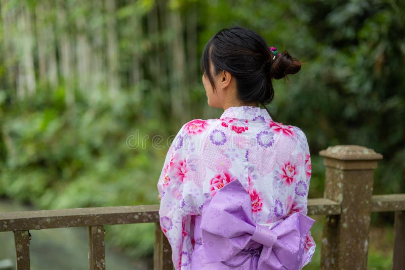 Achteraanzicht van de vrouw slijtage yukata in het park