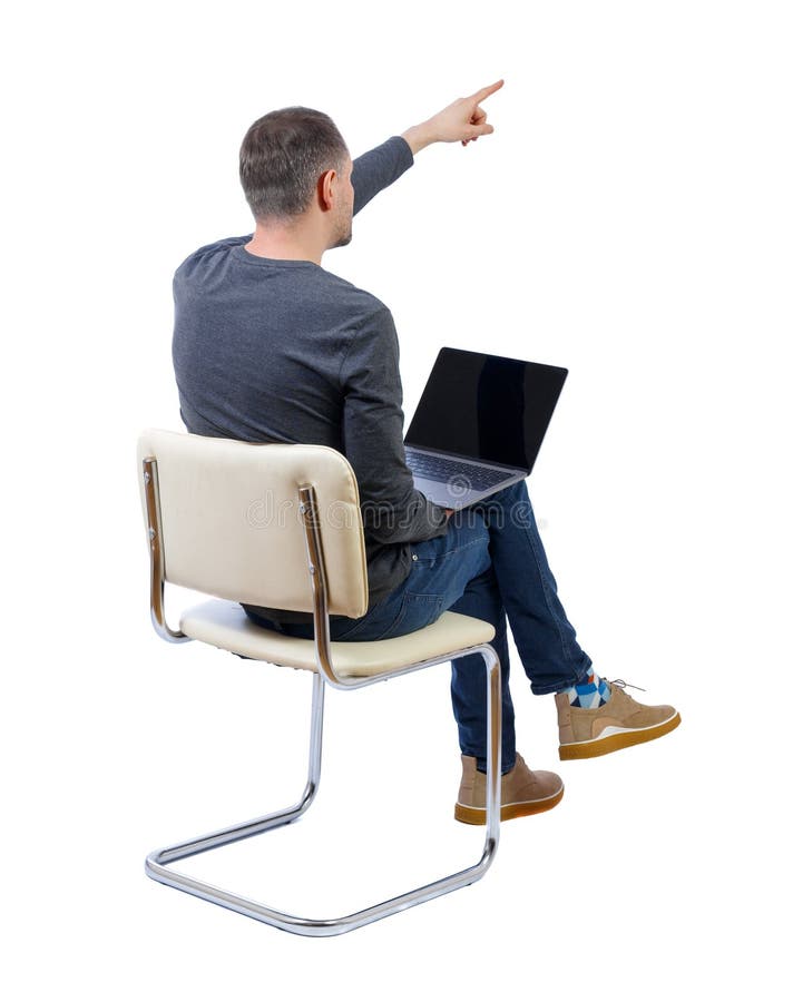 Achteraanzicht van een man die op een stoel zit met een laptop en wijst met zijn hand naar voren stock foto Achteraanzicht van een man die op een stoel zit met een laptop en wijst met zijn hand naar voren stock foto