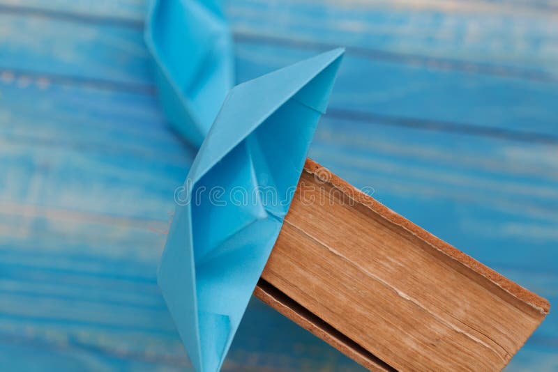 Achtergrond met oude boeken, stoel en rode document boot stock foto