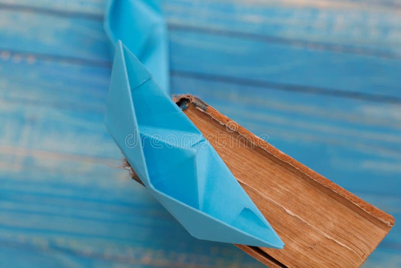 Achtergrond met oude boeken, stoel en rode document boot royalty-vrije stock afbeelding