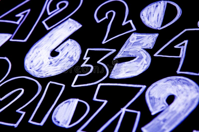 Achtergrond van aantallen van nul tot negen Aantallentextuur De symbolen van de munt numerology Wiskundige vergelijkingen en form stock foto Achtergrond van aantallen van nul tot negen Aantallentextuur De symbolen van de munt numerology Wiskundige vergelijkingen en form stock foto
