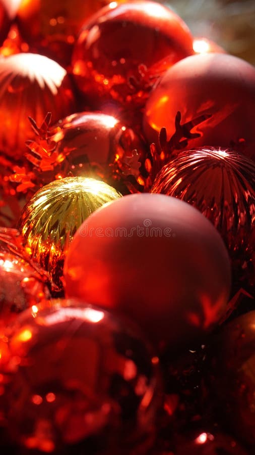 Achtergrond van het Kerstmis de rode en gouden ornament met mooie zonli royalty-vrije stock foto Achtergrond van het Kerstmis de rode en gouden ornament met mooie zonli royalty-vrije stock foto
