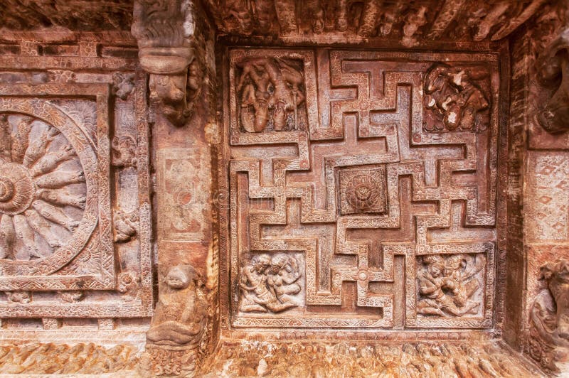 Achtergrond van Indische rots-besnoeiing architectuur Plafond met gesneden labyrint de tempel van het de 6de eeuwhol in stad Bada stock foto's Achtergrond van Indische rots-besnoeiing architectuur Plafond met gesneden labyrint de tempel van het de 6de eeuwhol in stad Bada stock foto's