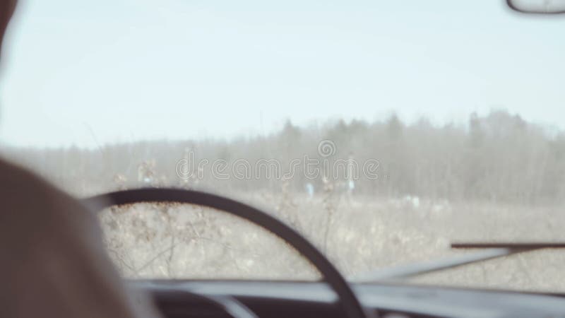 Achterhoek schuddende mening van het oude mens drijven in de retro auto bij niet stedelijke weg