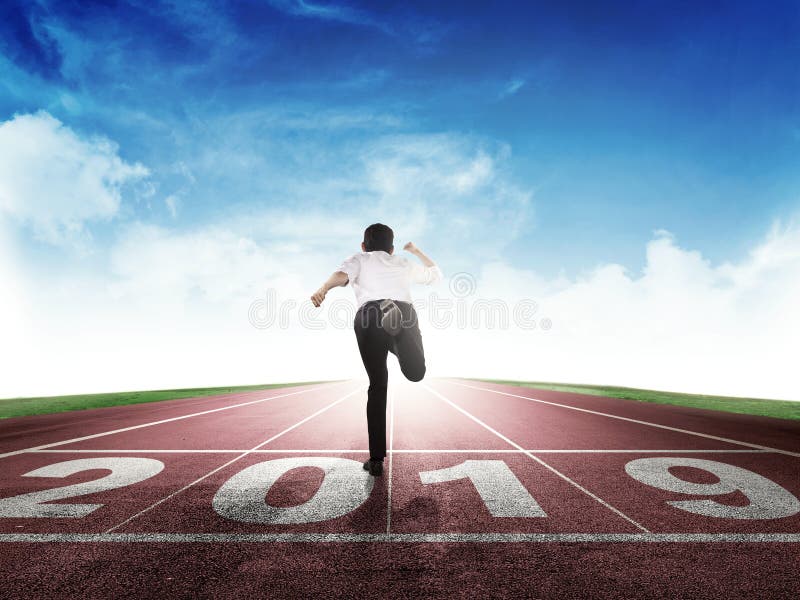 Achtermening die van Aziatische zakenman op renbaan met het aantal van 2019 op beginlijn lopen stock foto Achtermening die van Aziatische zakenman op renbaan met het aantal van 2019 op beginlijn lopen stock foto