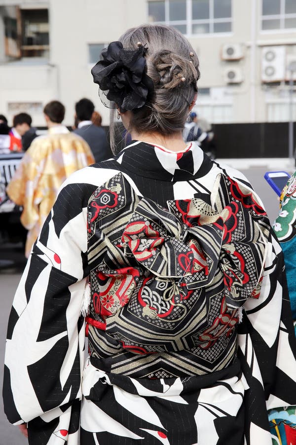 Achtermening van Japanse jonge vrouw die traditionele kimono dragen stock afbeeldingen Achtermening van Japanse jonge vrouw die traditionele kimono dragen stock afbeeldingen